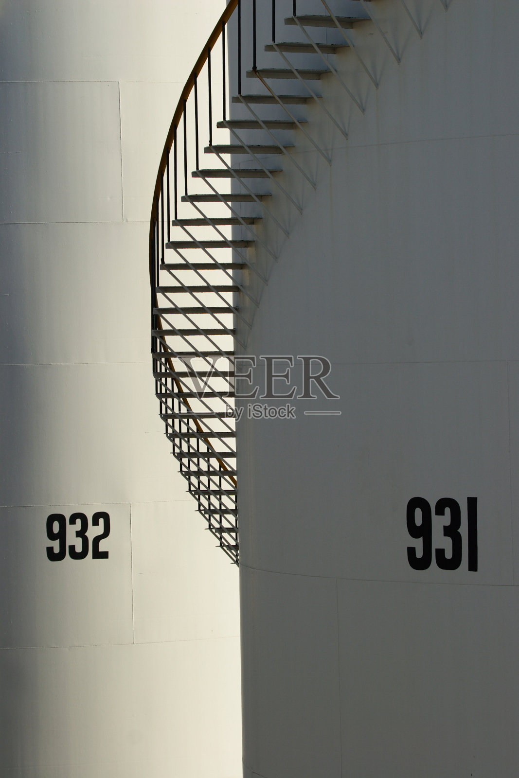 石油储罐和楼梯照片摄影图片