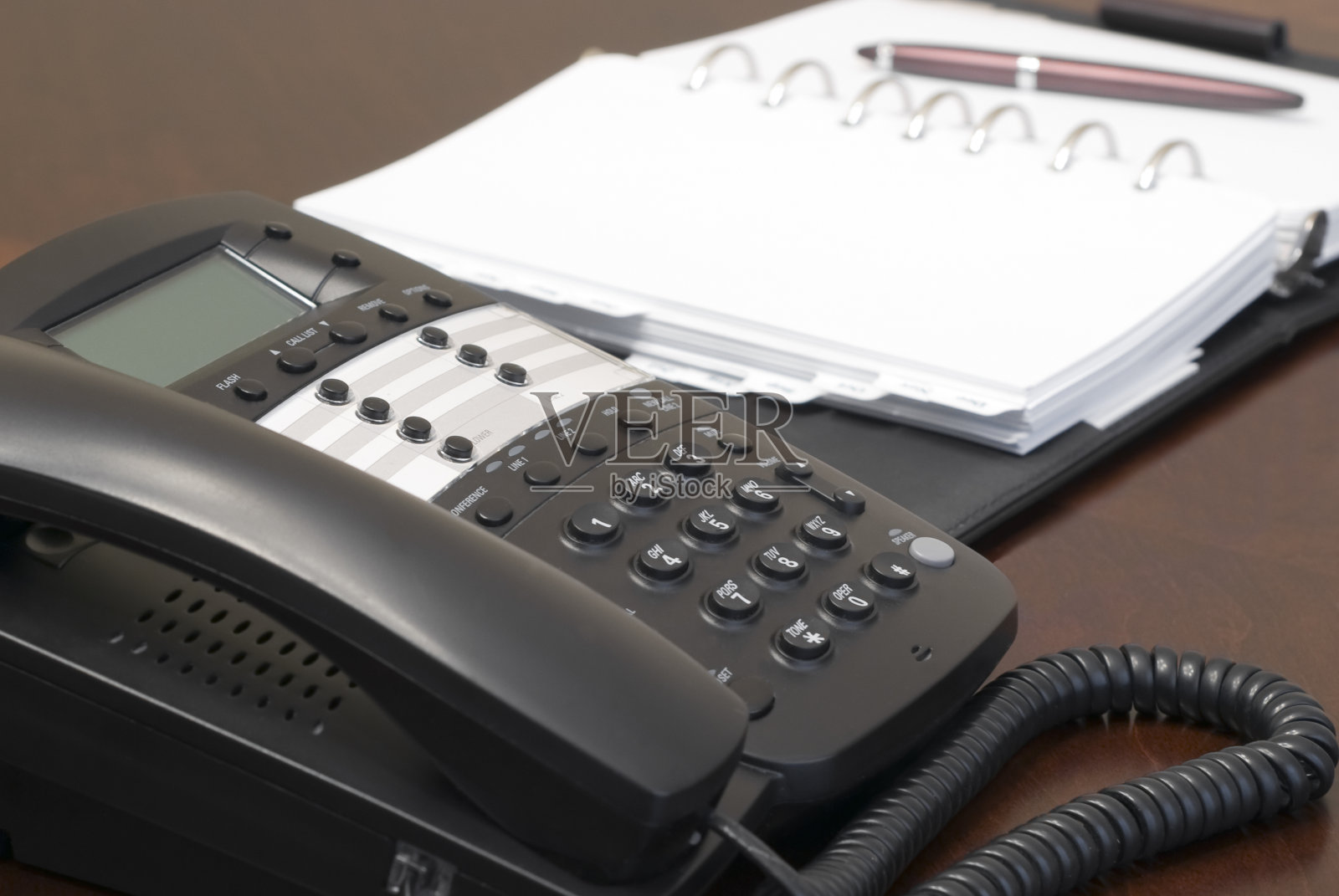 桌上的黑色商务电话和日程安排照片摄影图片