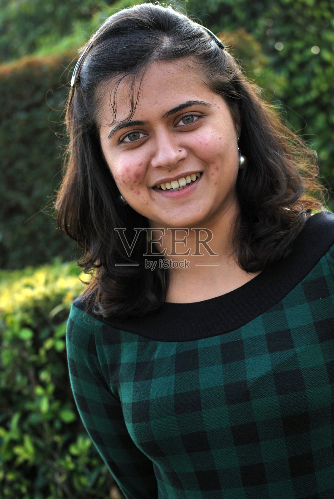 美丽的印度年轻快乐的妇女看着照相机的肖像照片摄影图片