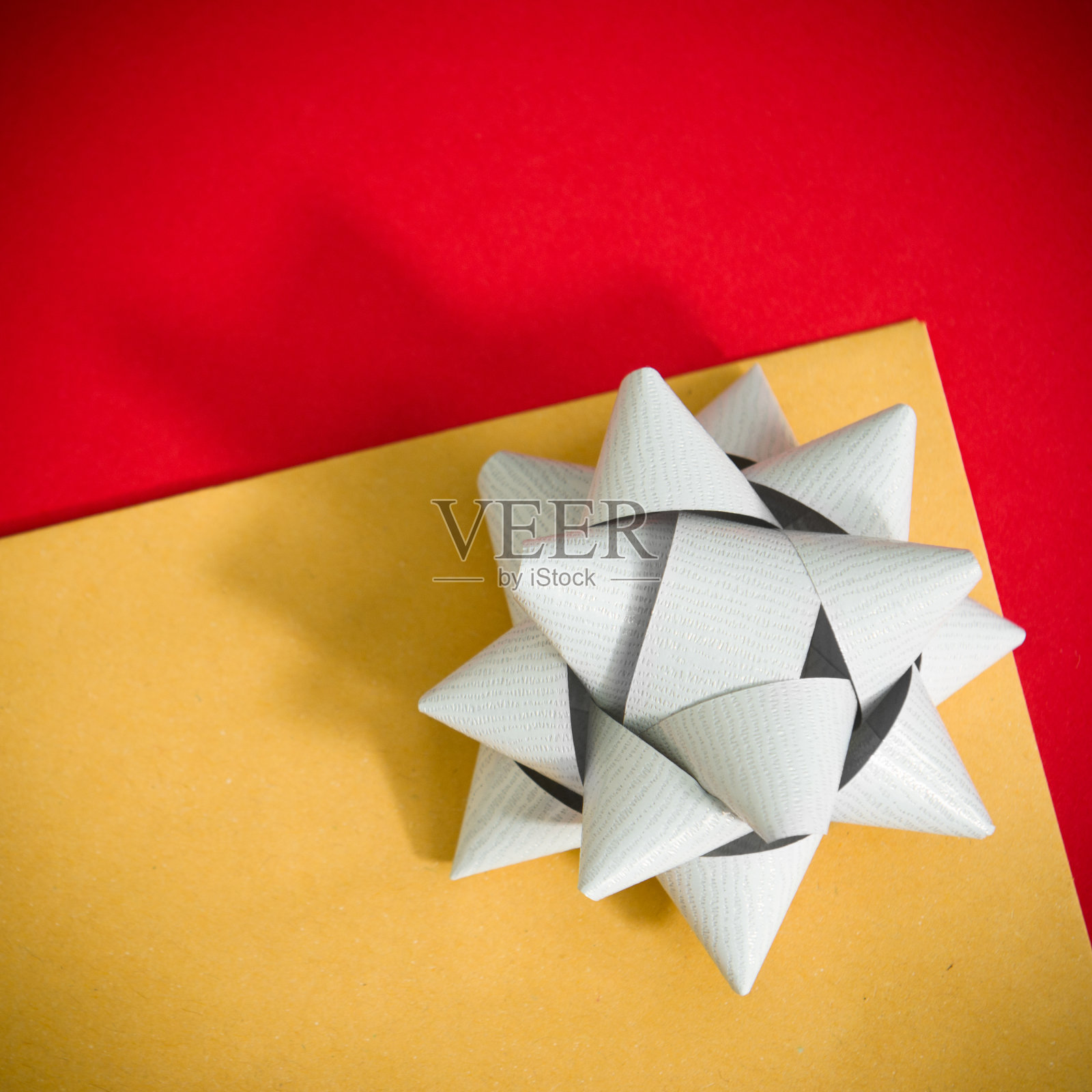 银色蝴蝶结圣诞信在红色的背景照片摄影图片