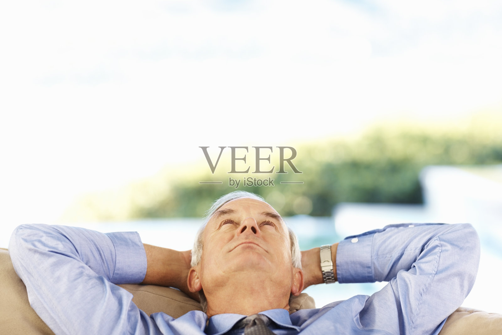 仰望天空照片摄影图片