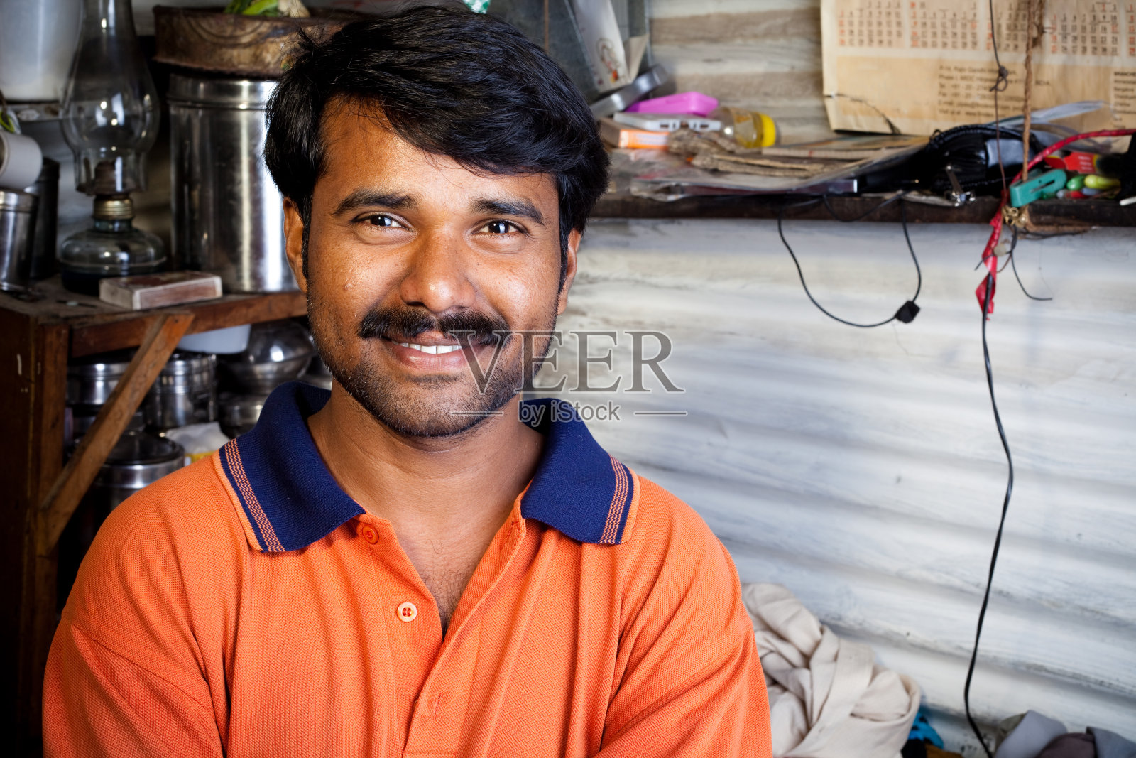 快乐的印第安男孩躺在他的房子里照片摄影图片