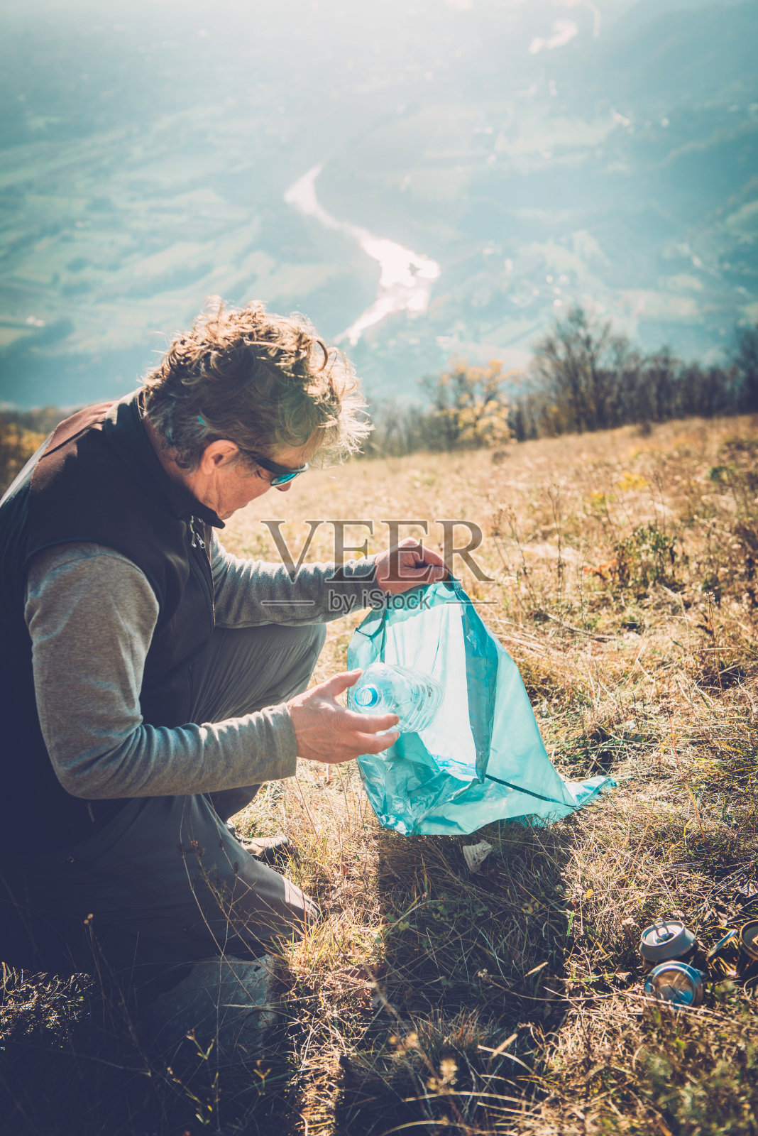 人类在大自然中收集垃圾照片摄影图片