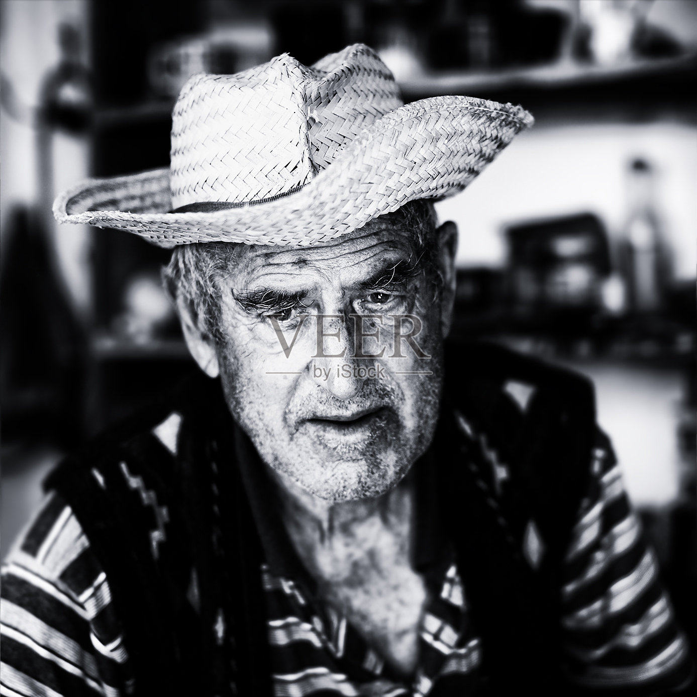 沉思的老人照片摄影图片