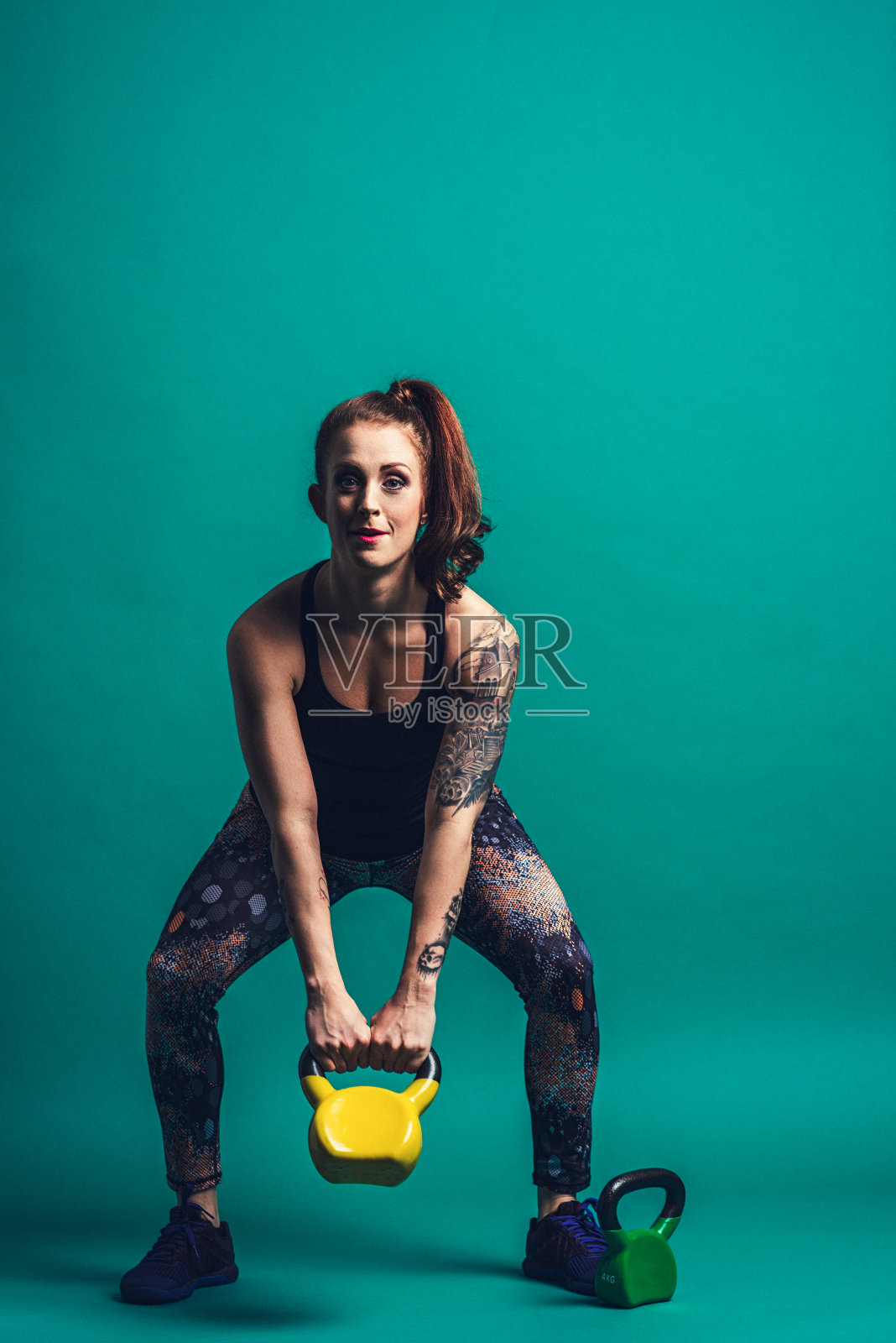 美丽的十字训练女人壶铃照片摄影图片