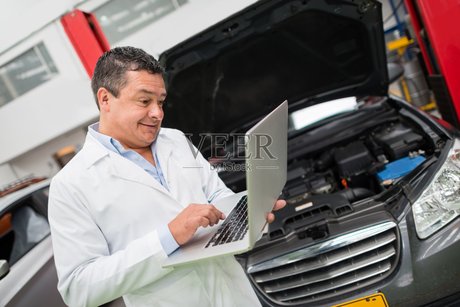 机械师检查汽车照片摄影图片