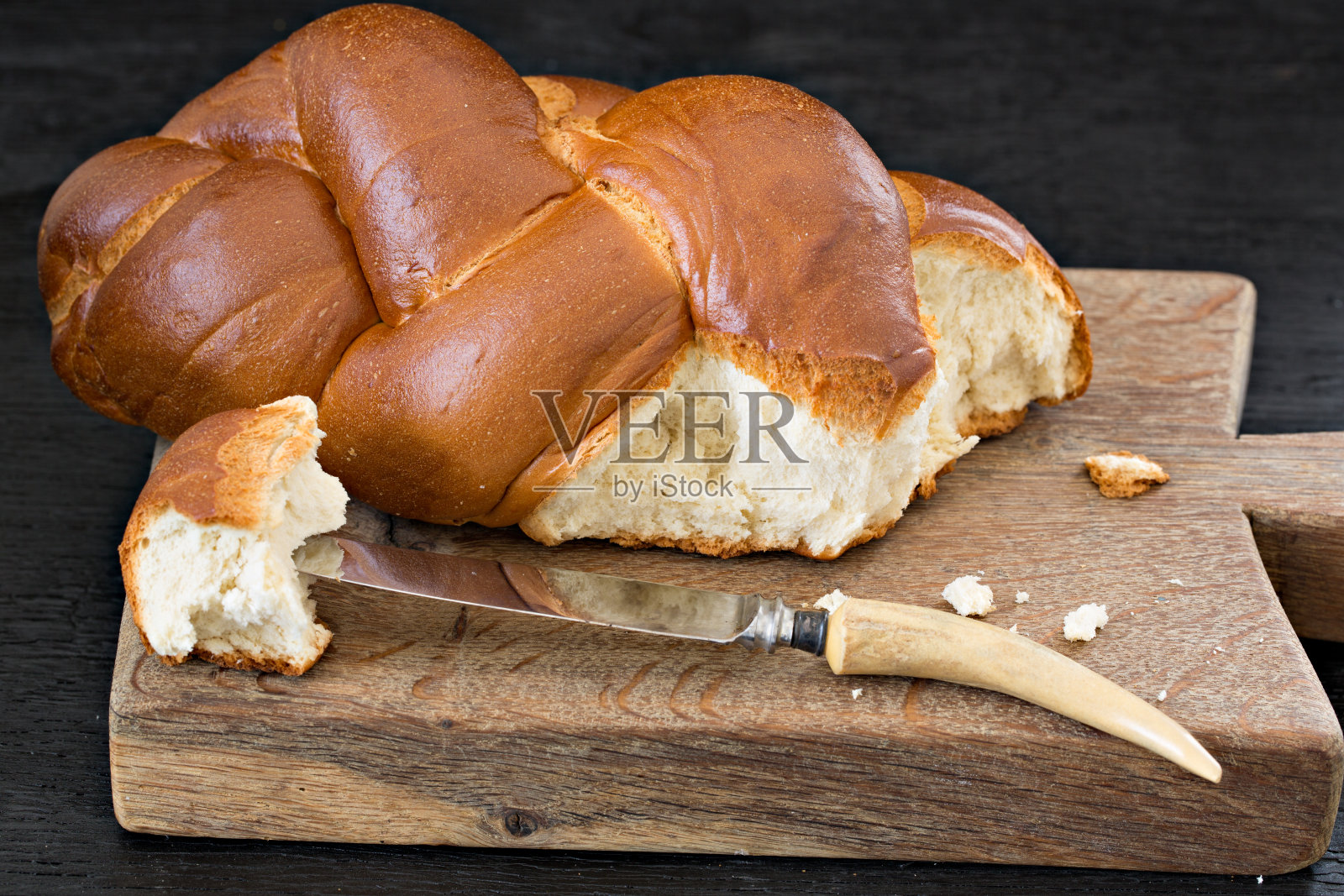新鲜出炉的辫子面包照片摄影图片