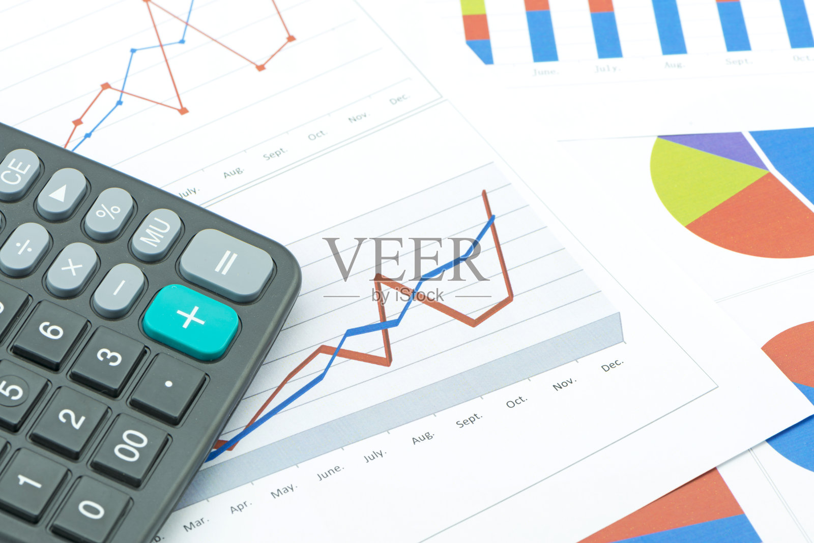 计算器放在带图表的纸桌上照片摄影图片