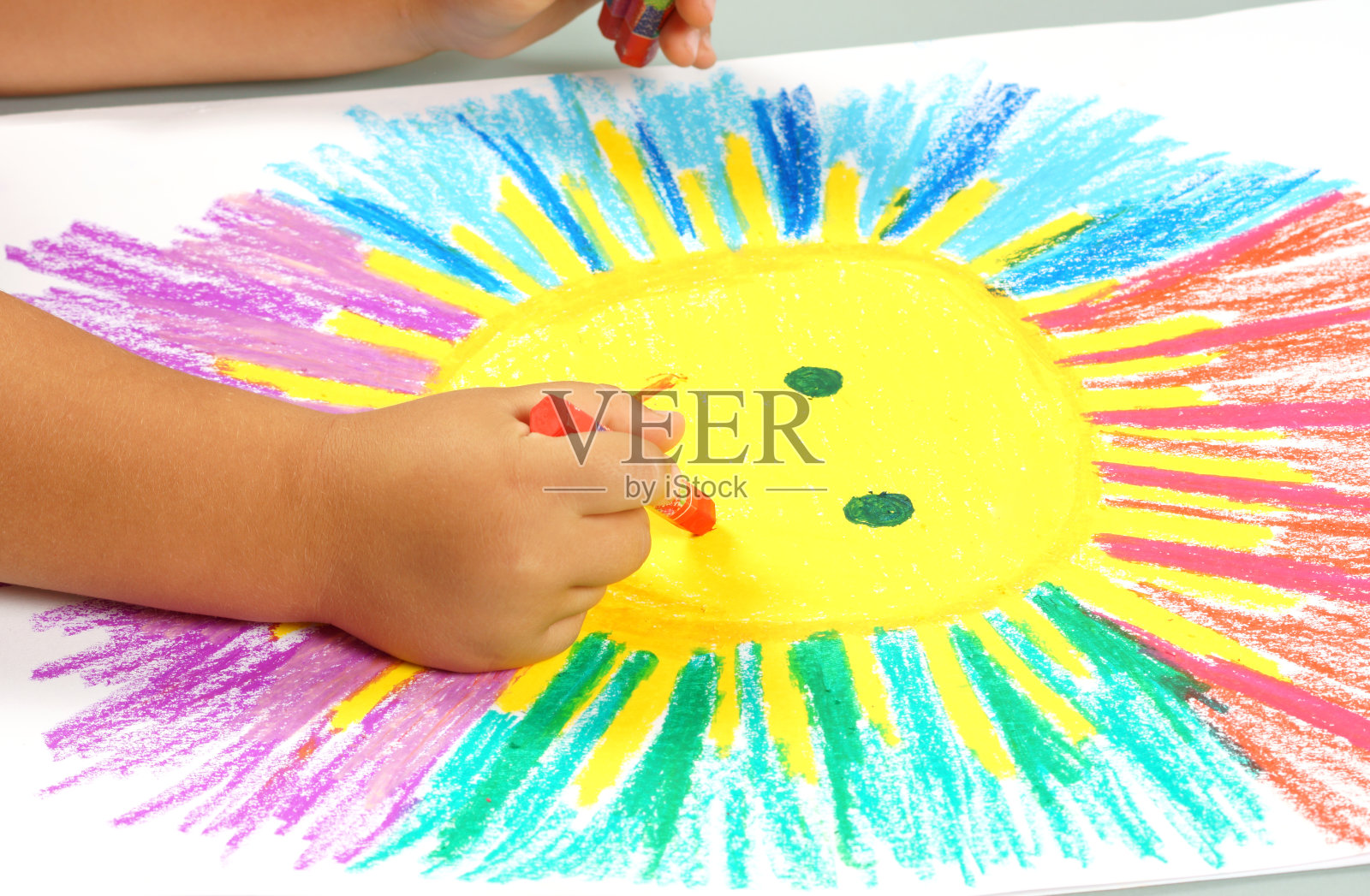 小女孩画的照片摄影图片