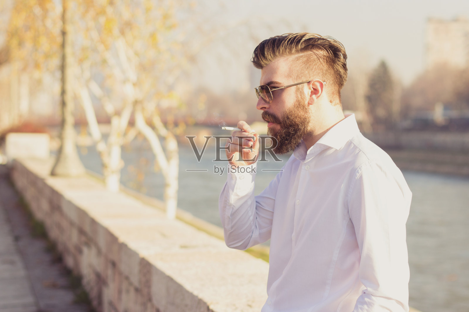 一个留着胡子的城市人照片摄影图片