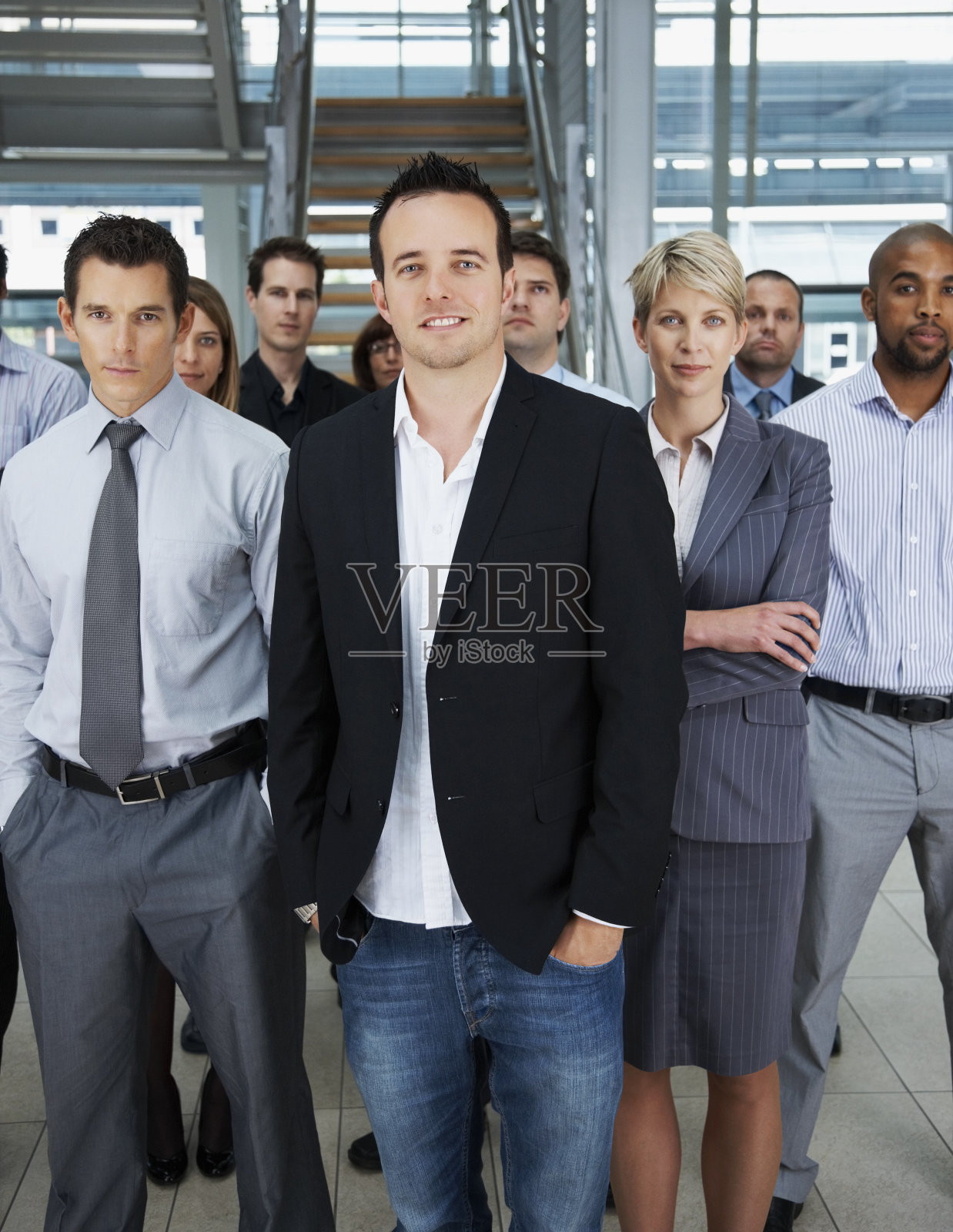 快乐的商人与同事站在一起照片摄影图片