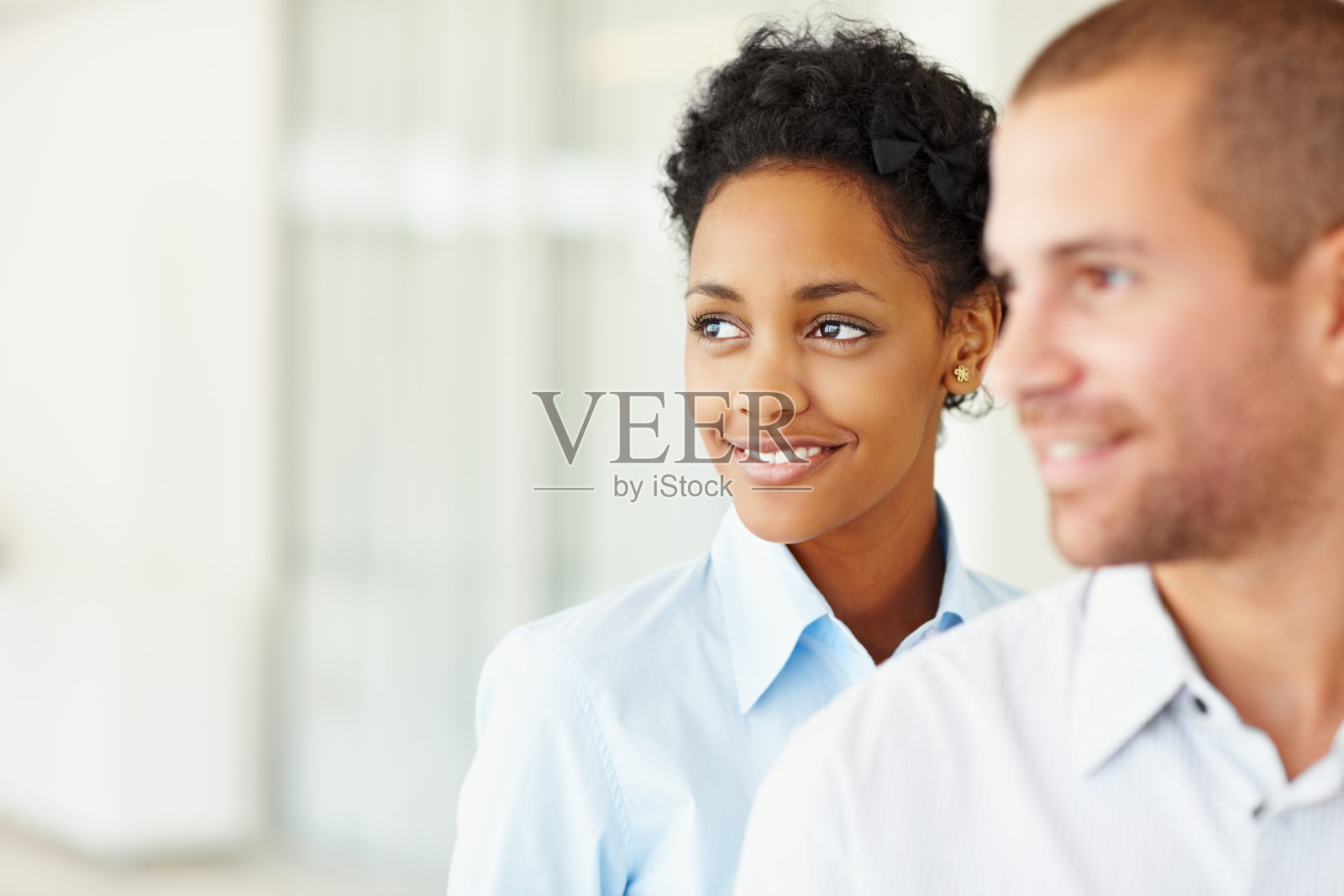 沉思的商人和看向别处的女人照片摄影图片