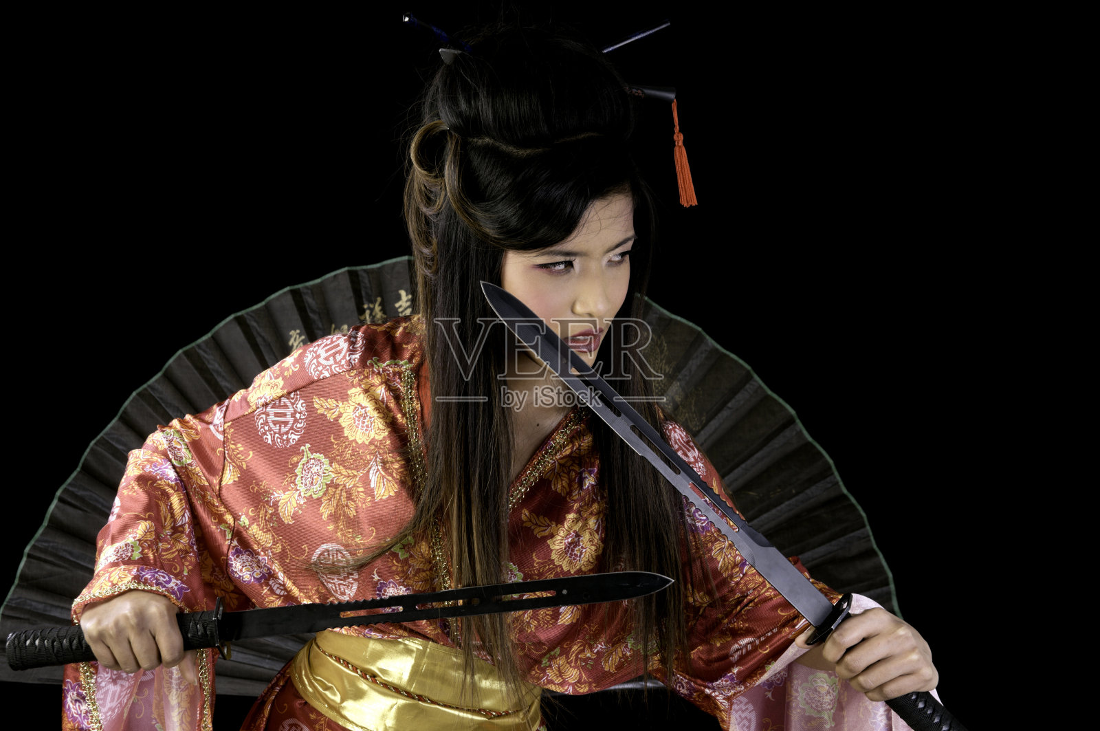 现代艺伎有两把剑。照片摄影图片