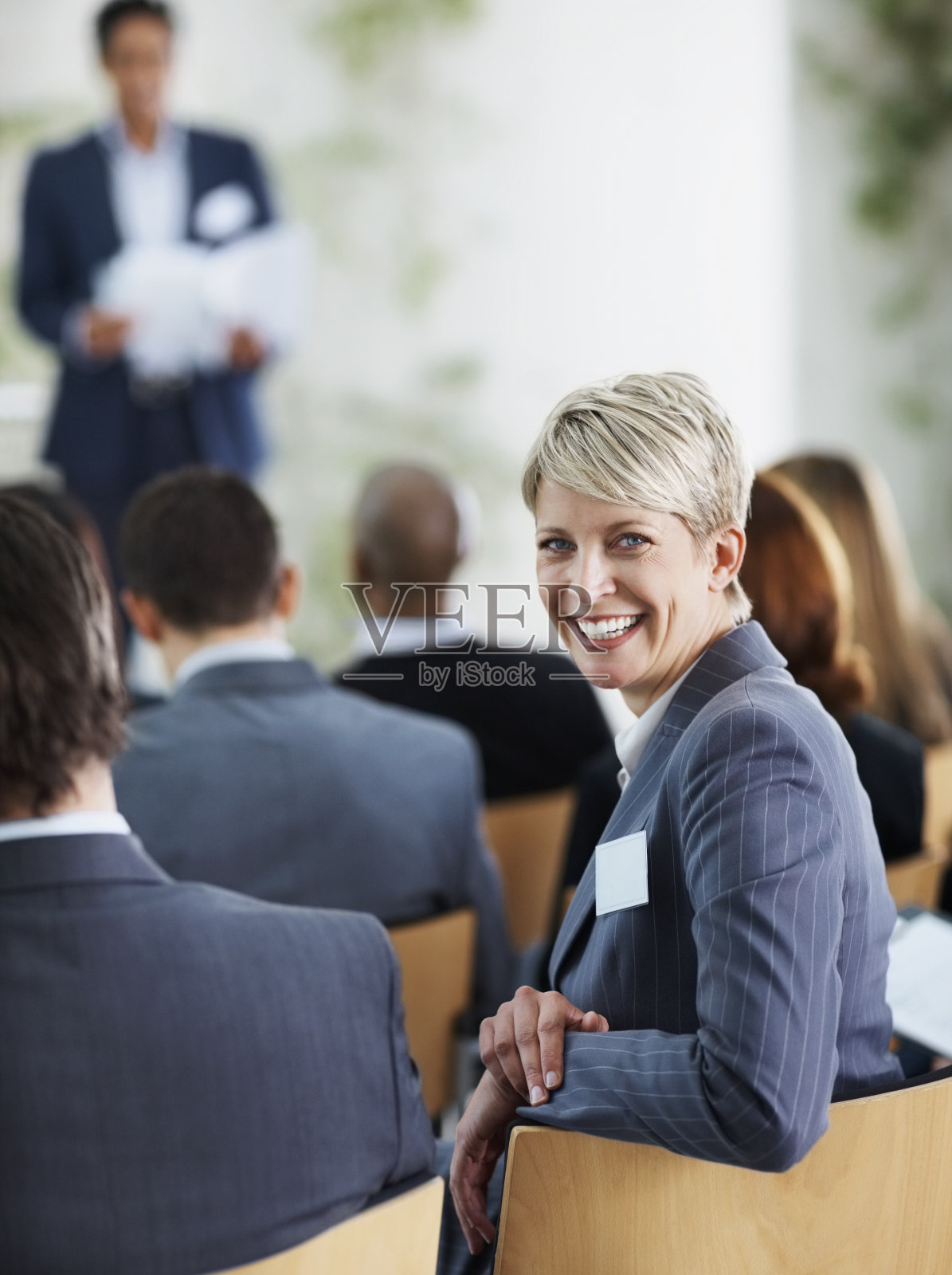 一个研讨会上的成功女商人照片摄影图片