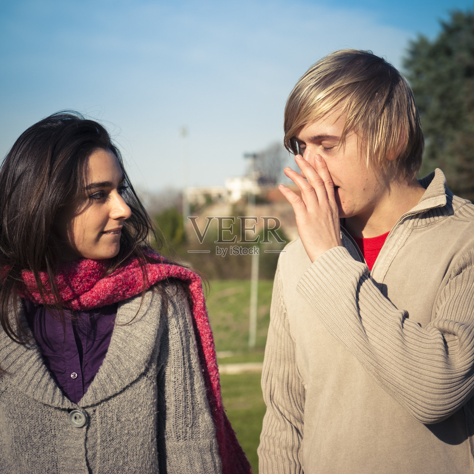 朋友们在户外度过美好时光照片摄影图片