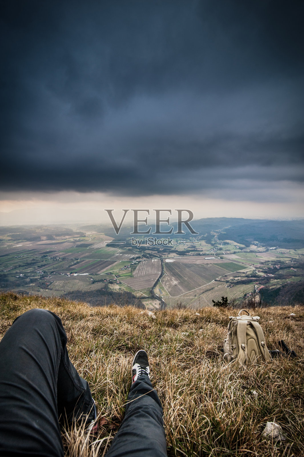 在山顶休息的人，个人观点照片摄影图片