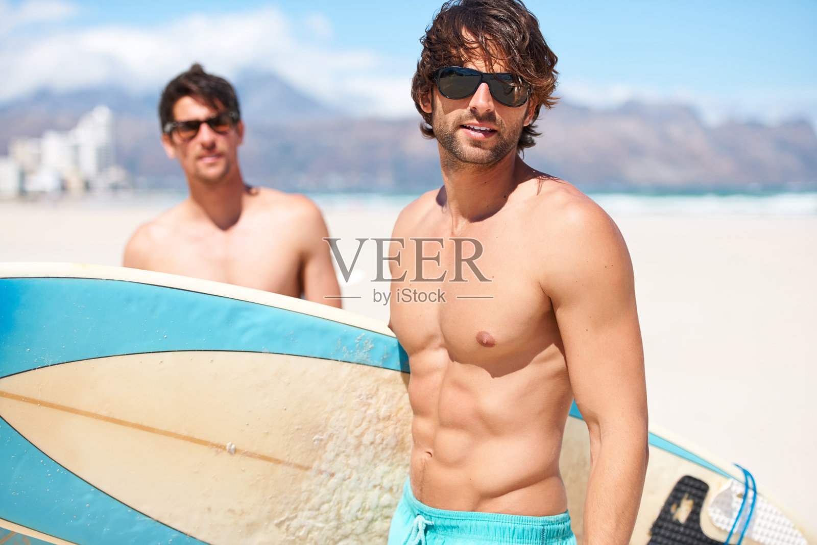 往水里走照片摄影图片