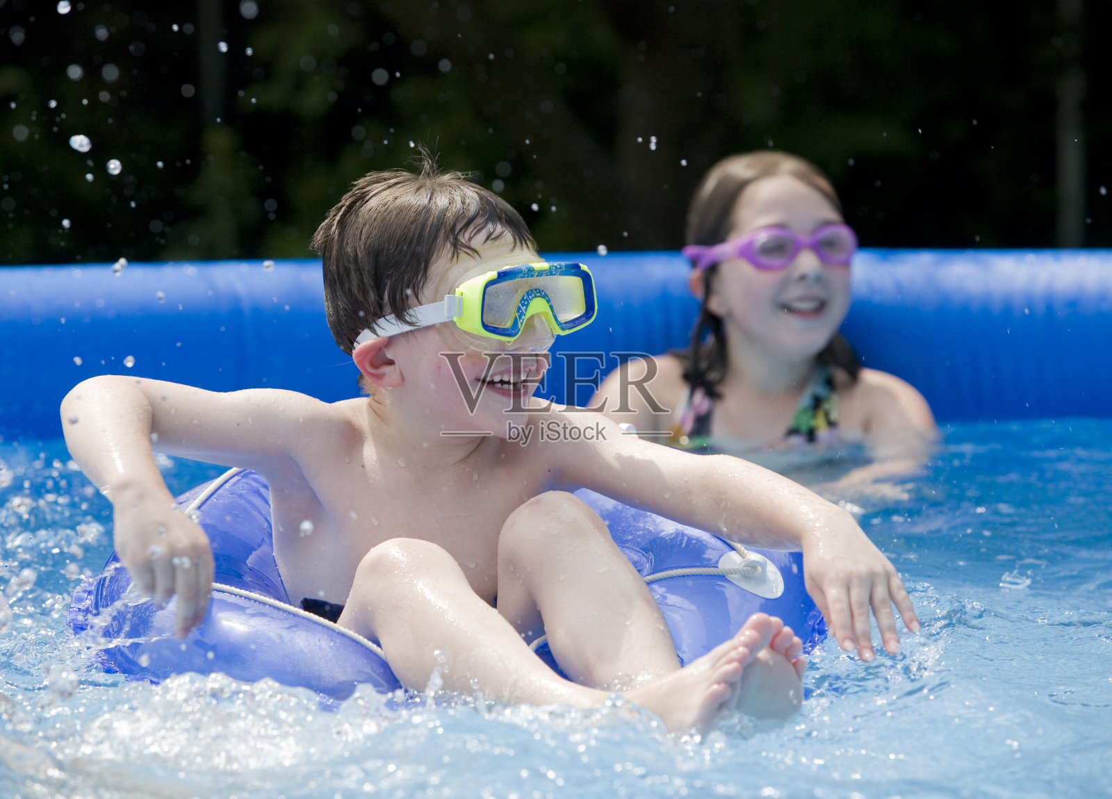 后院游泳池有趣照片摄影图片