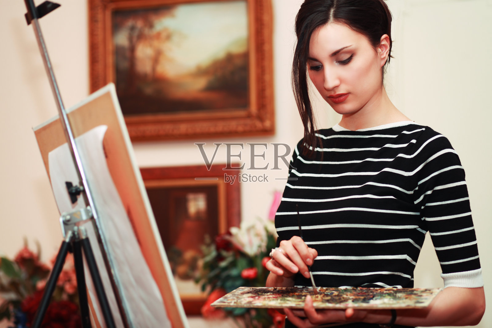 在画布上用油画颜料作画的艺术家照片摄影图片