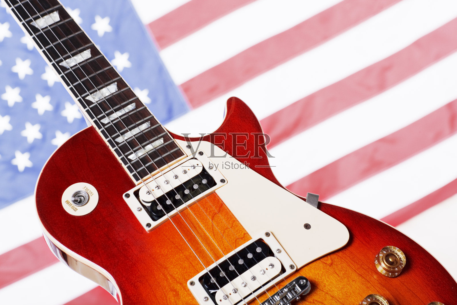 经典美国吉他对抗美国国旗照片摄影图片