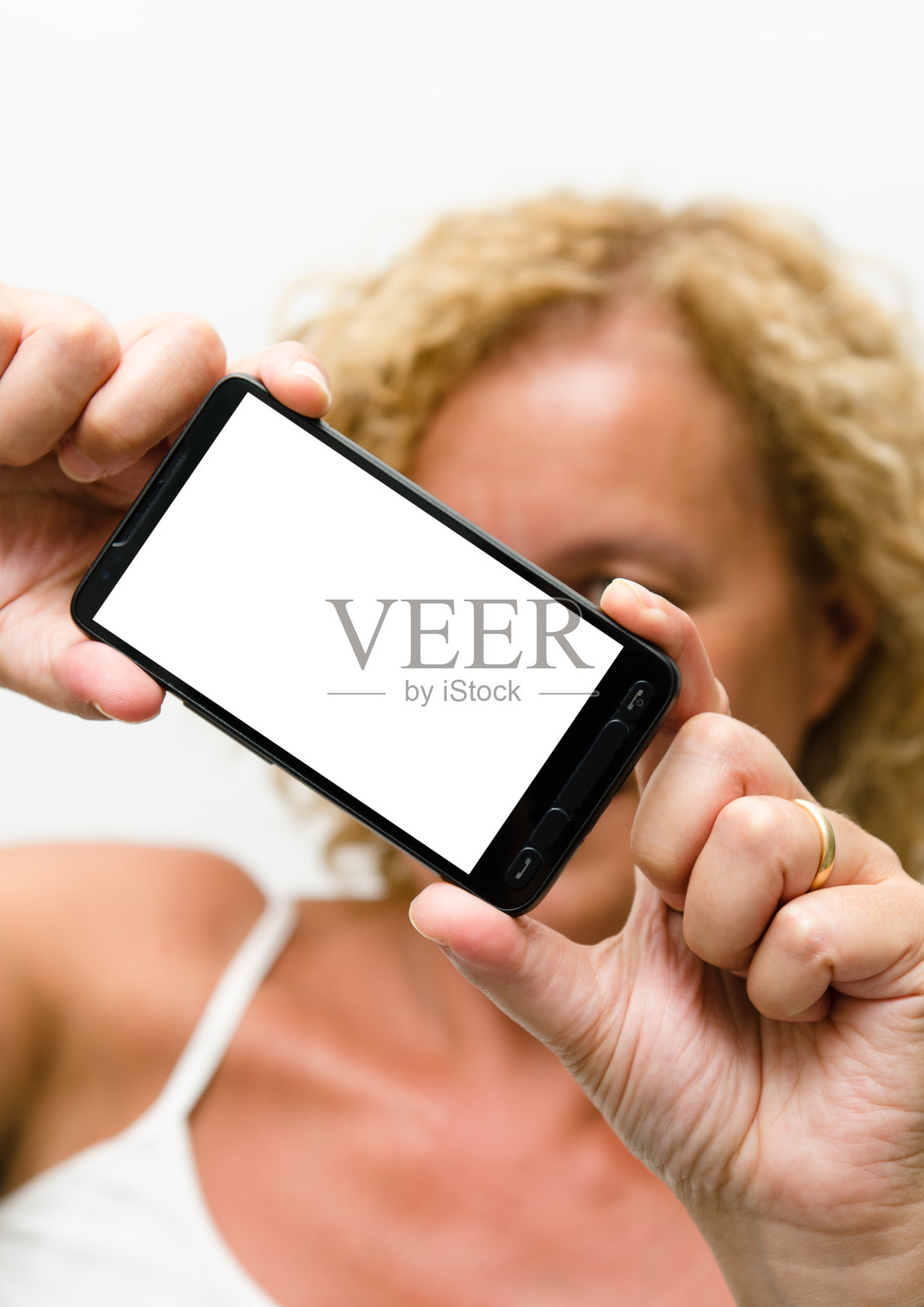 一个女人正在展示一个空白的现代智能手机照片摄影图片