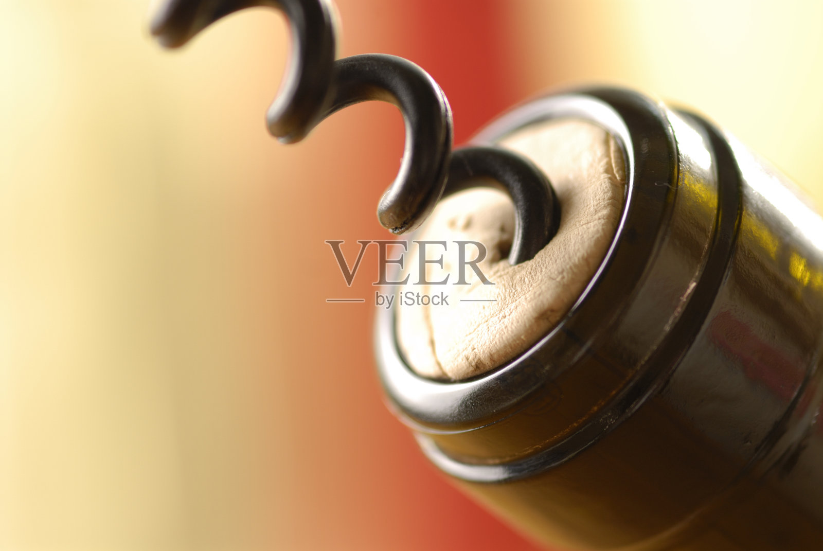 闭合的软木塞螺丝在一个酒瓶照片摄影图片