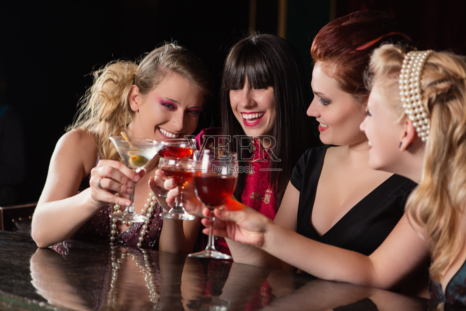 女孩晚上出去照片摄影图片