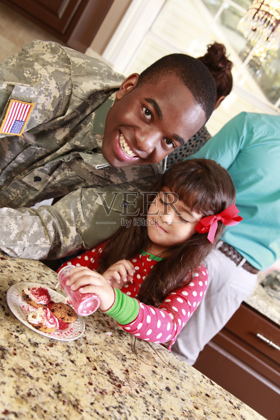 快乐的小女孩和厨房里的士兵饼干。多民族照片摄影图片