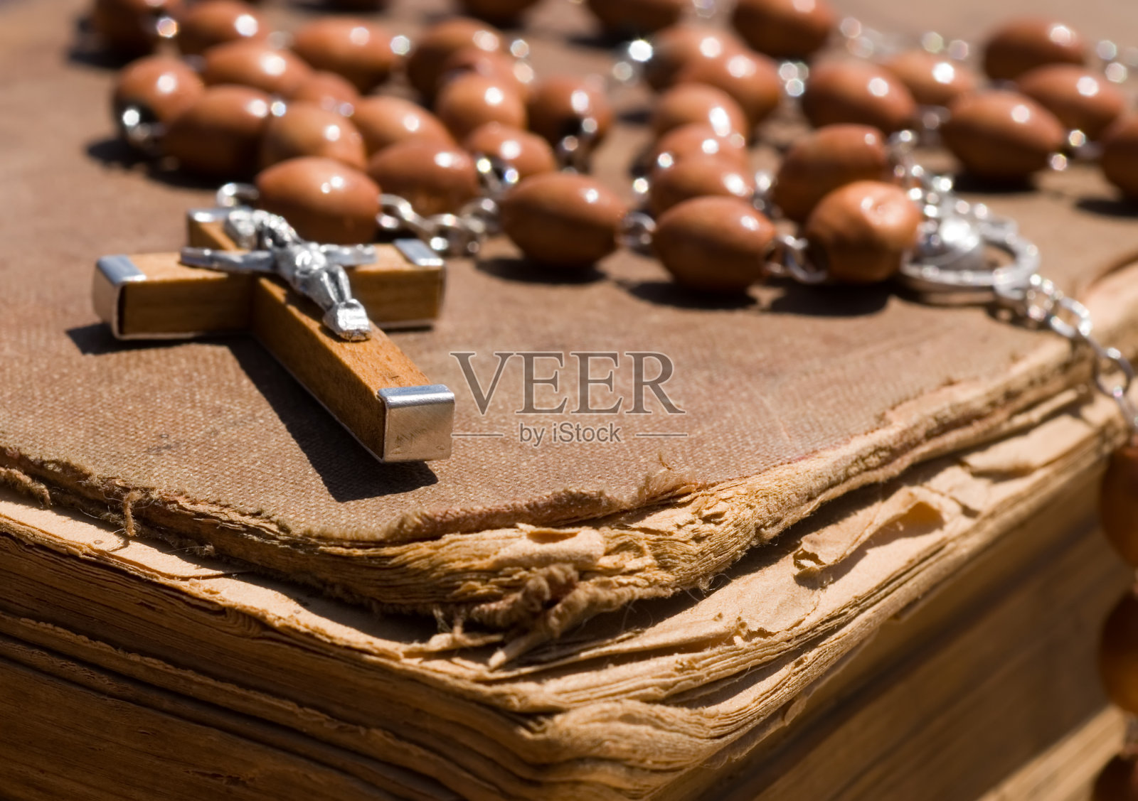 十字架和旧圣经照片摄影图片