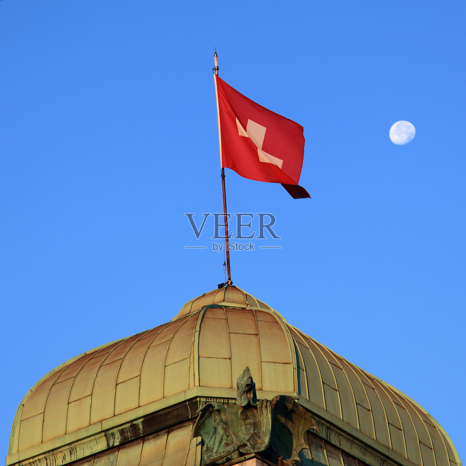 瑞士国旗在早晨的蓝天和月亮照片摄影图片