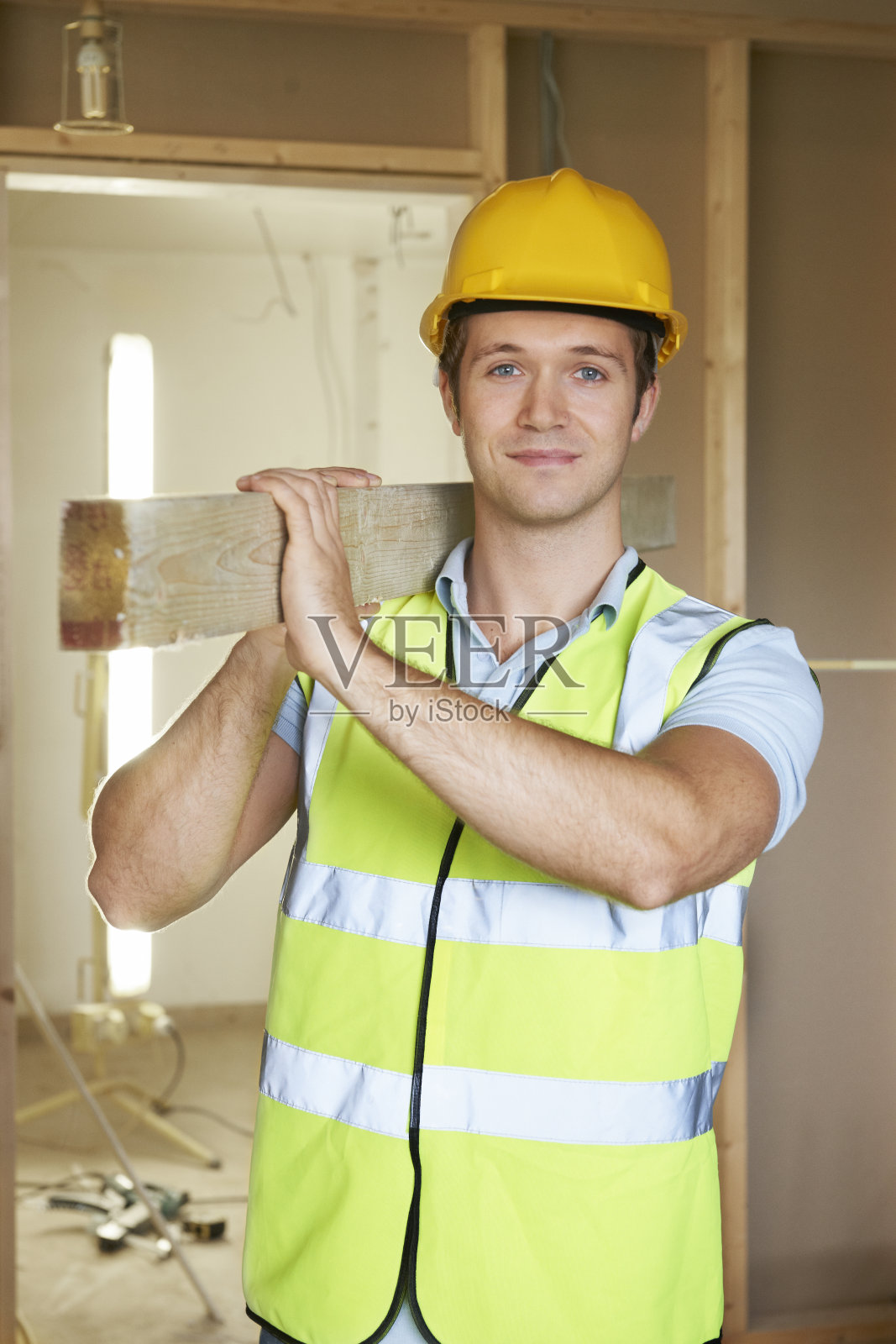 建筑商在建筑工地搬运木材照片摄影图片