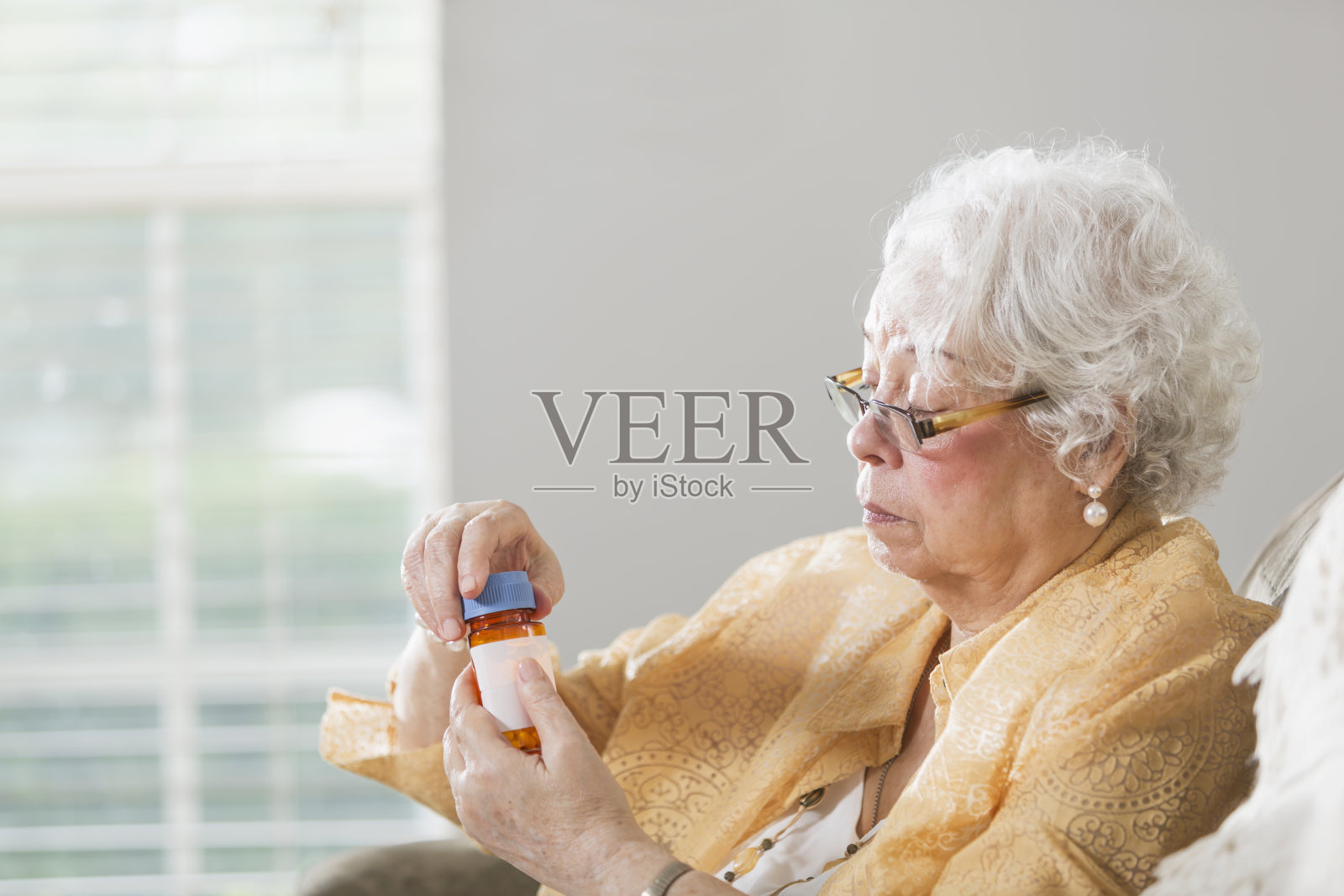 老年妇女与处方药物照片摄影图片