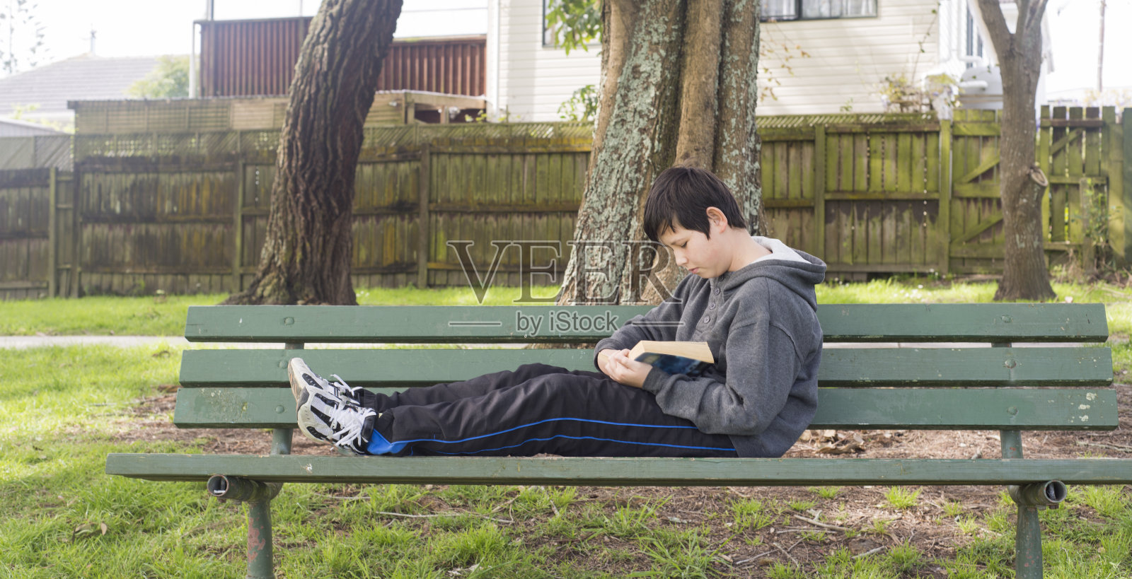 专注于他的书照片摄影图片