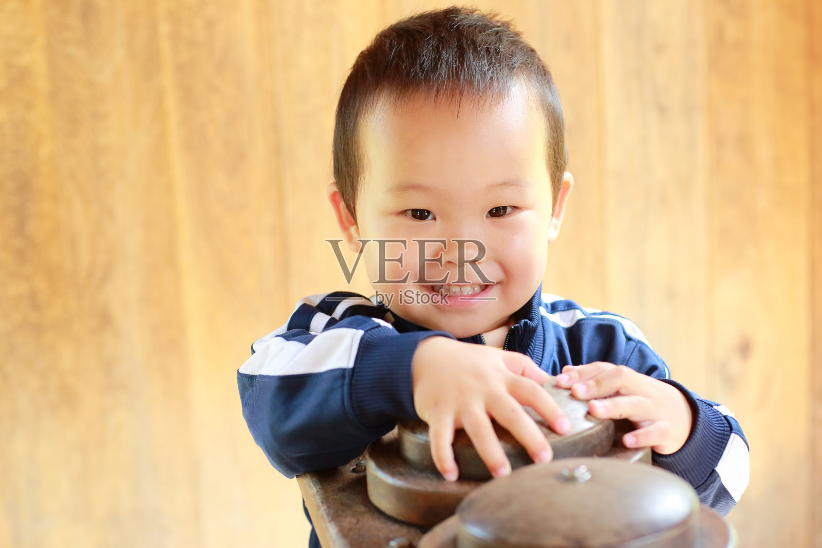 2岁男孩照片摄影图片