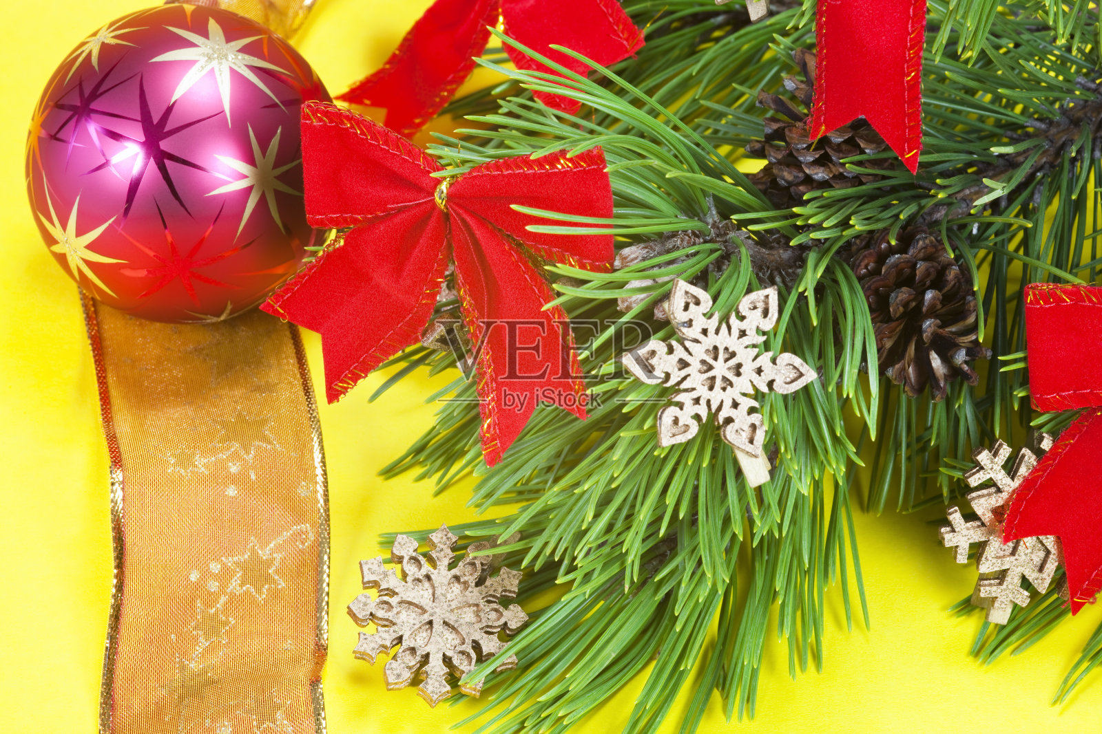 圣诞树上的红色蝴蝶结和彩带照片摄影图片