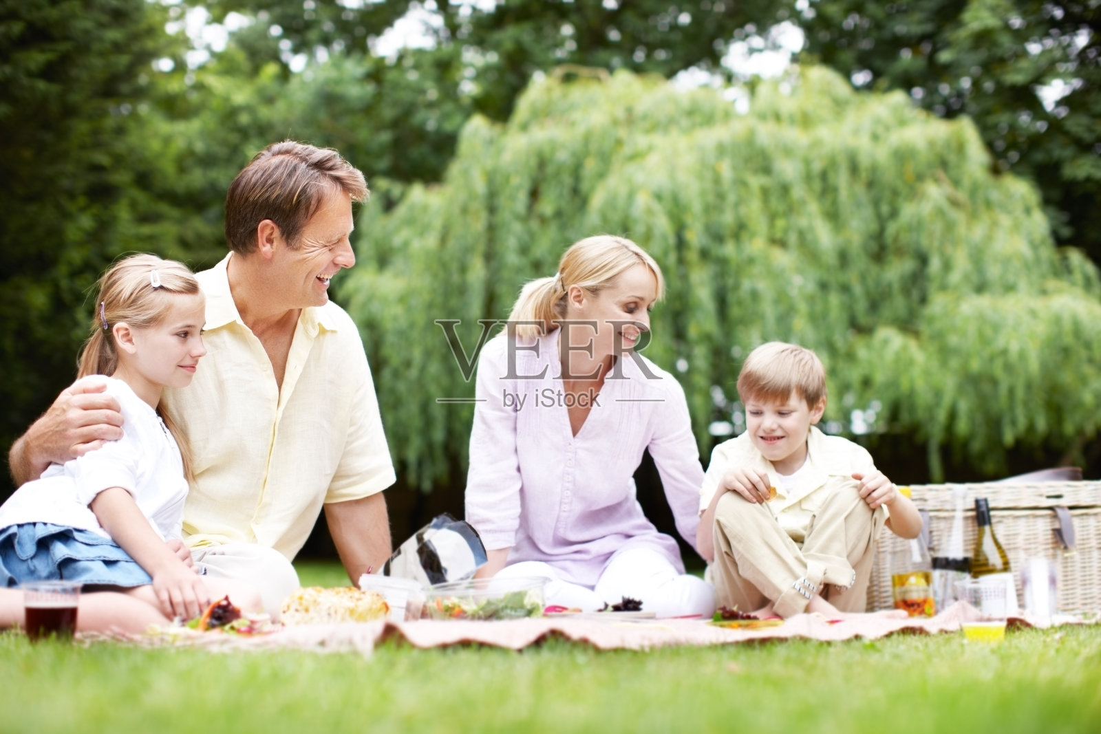 与爱的家庭在一起的特别时刻照片摄影图片