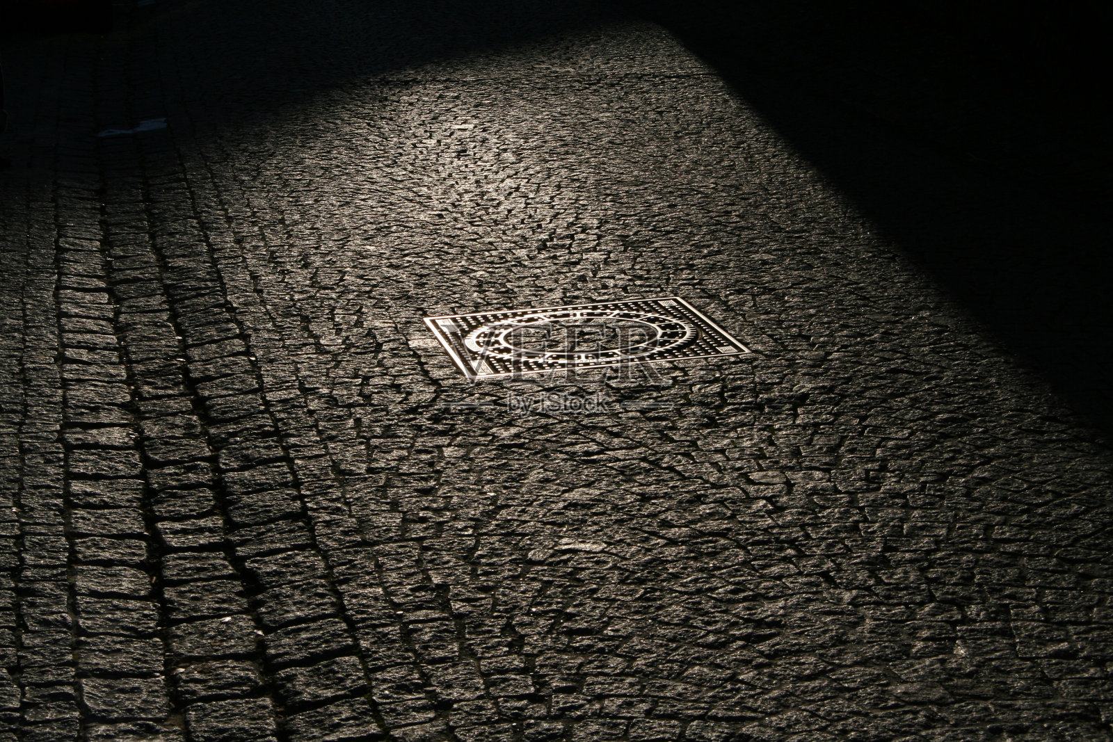 晚上大街上照片摄影图片