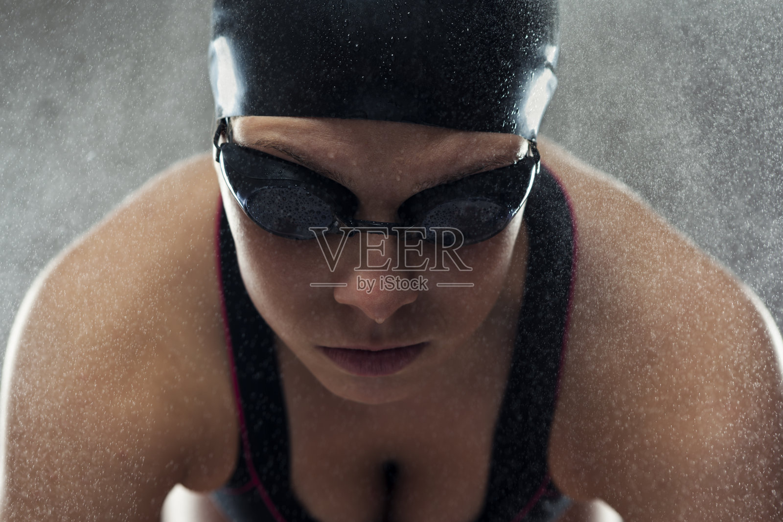 准备跳跃的女职业游泳运动员照片摄影图片