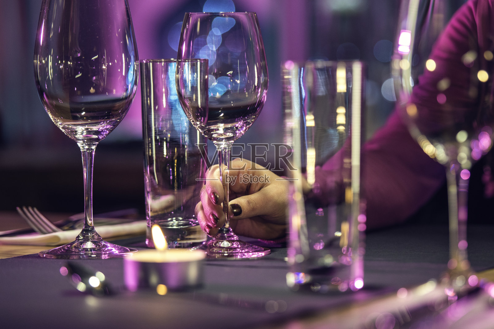 眼镜在桌子照片摄影图片