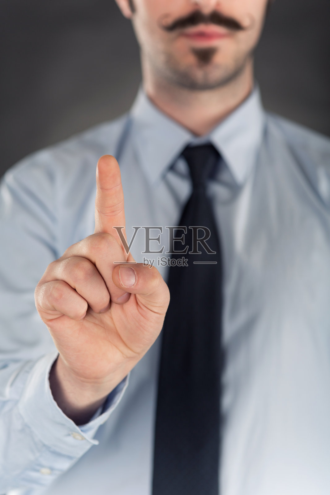 年轻的男性用虚构的触摸屏照片摄影图片