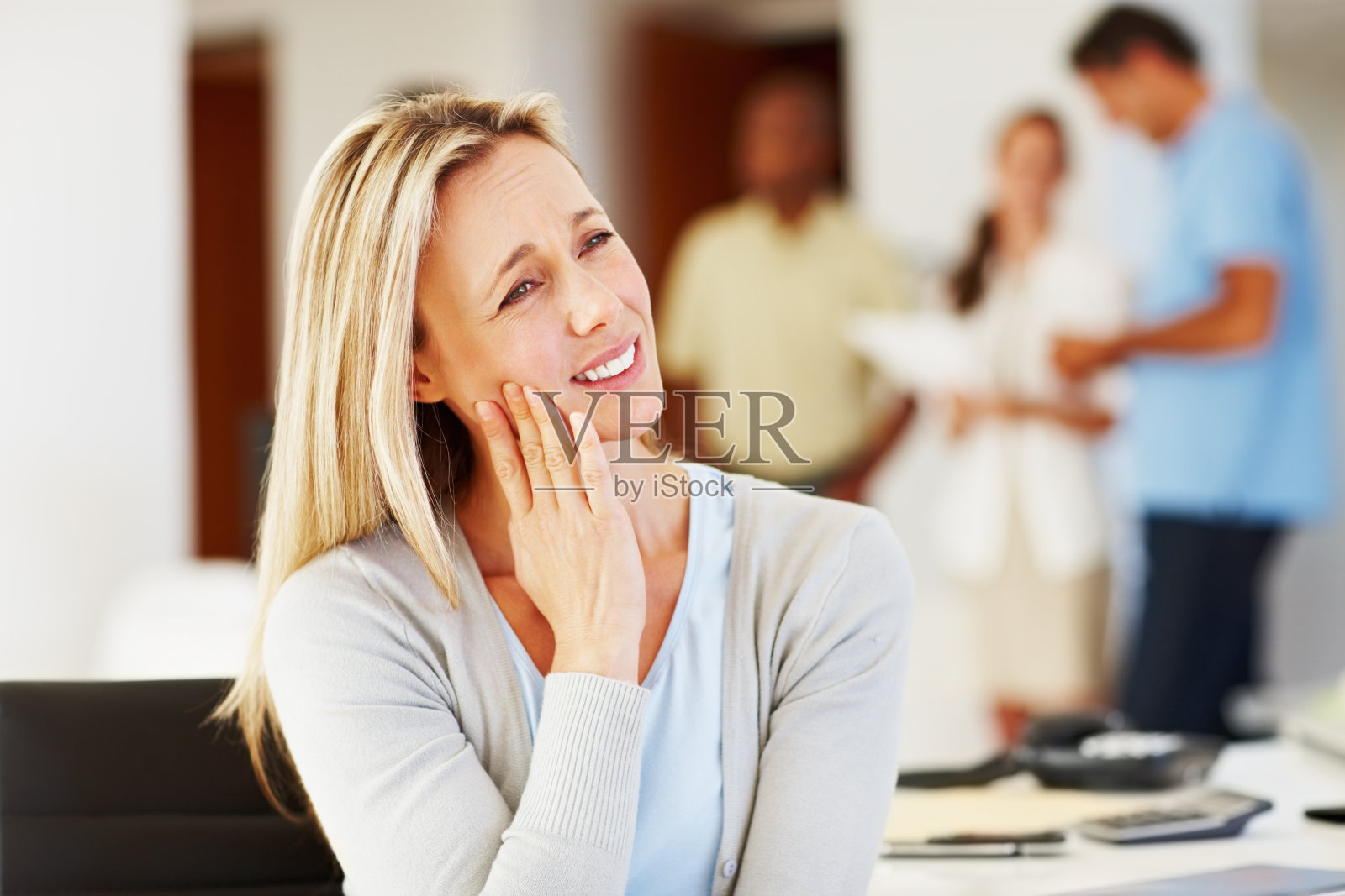 牙痛的女商人照片摄影图片