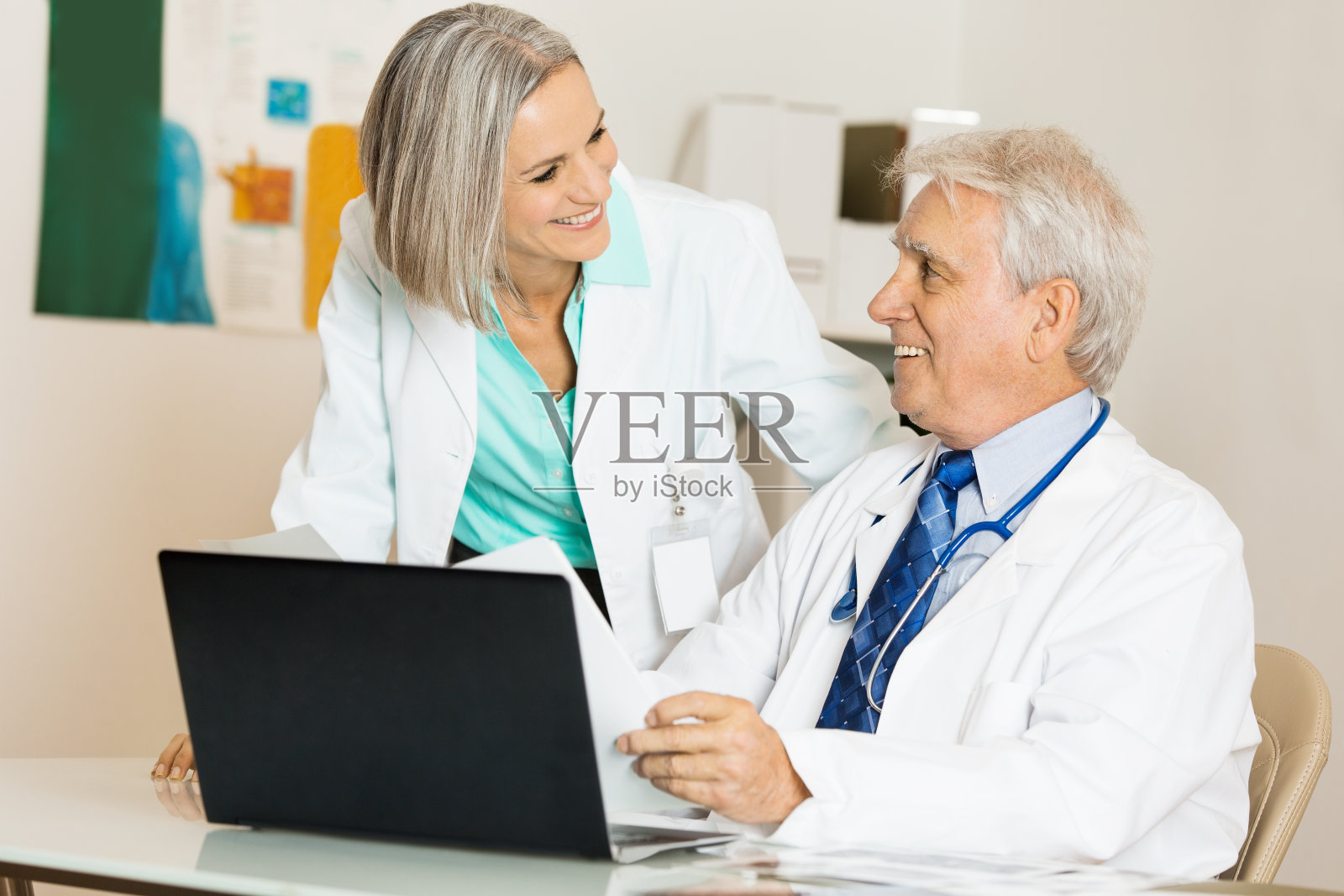 高级医生咨询卫生保健政策的变化照片摄影图片