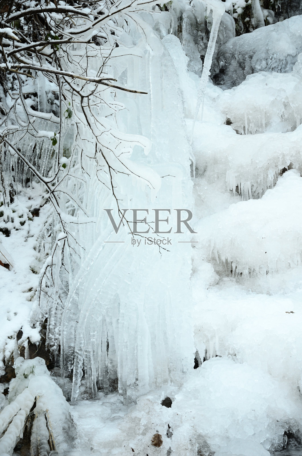 结冰瀑布上的冰柱照片摄影图片