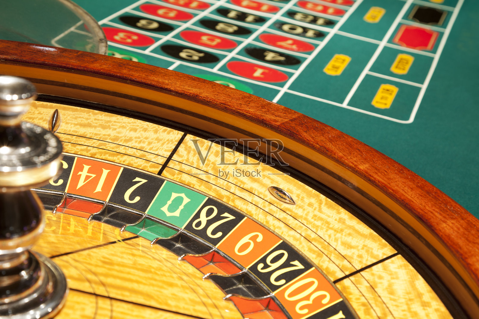 赌场内的轮盘和桌子照片摄影图片