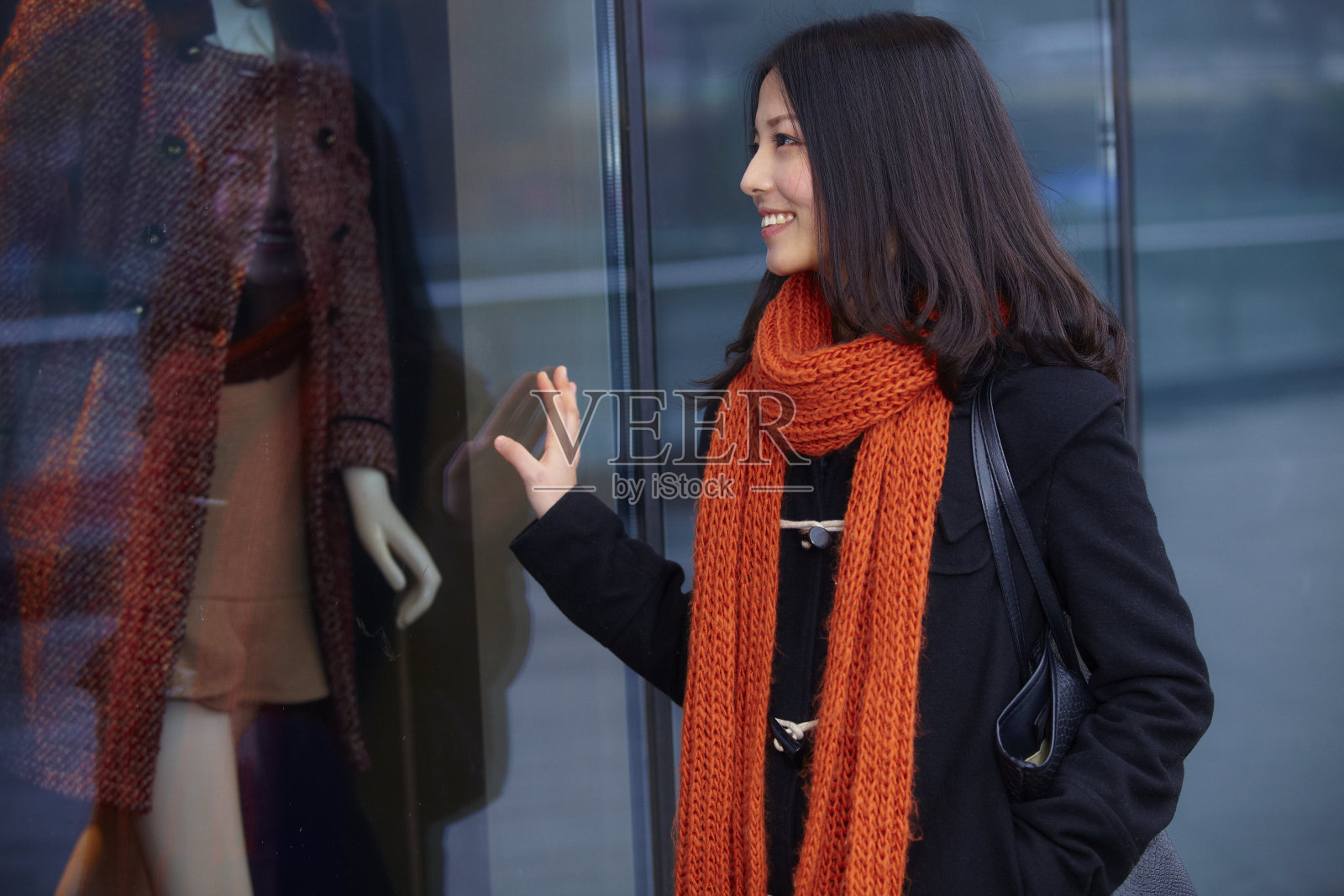 快乐的年轻女子购物照片摄影图片