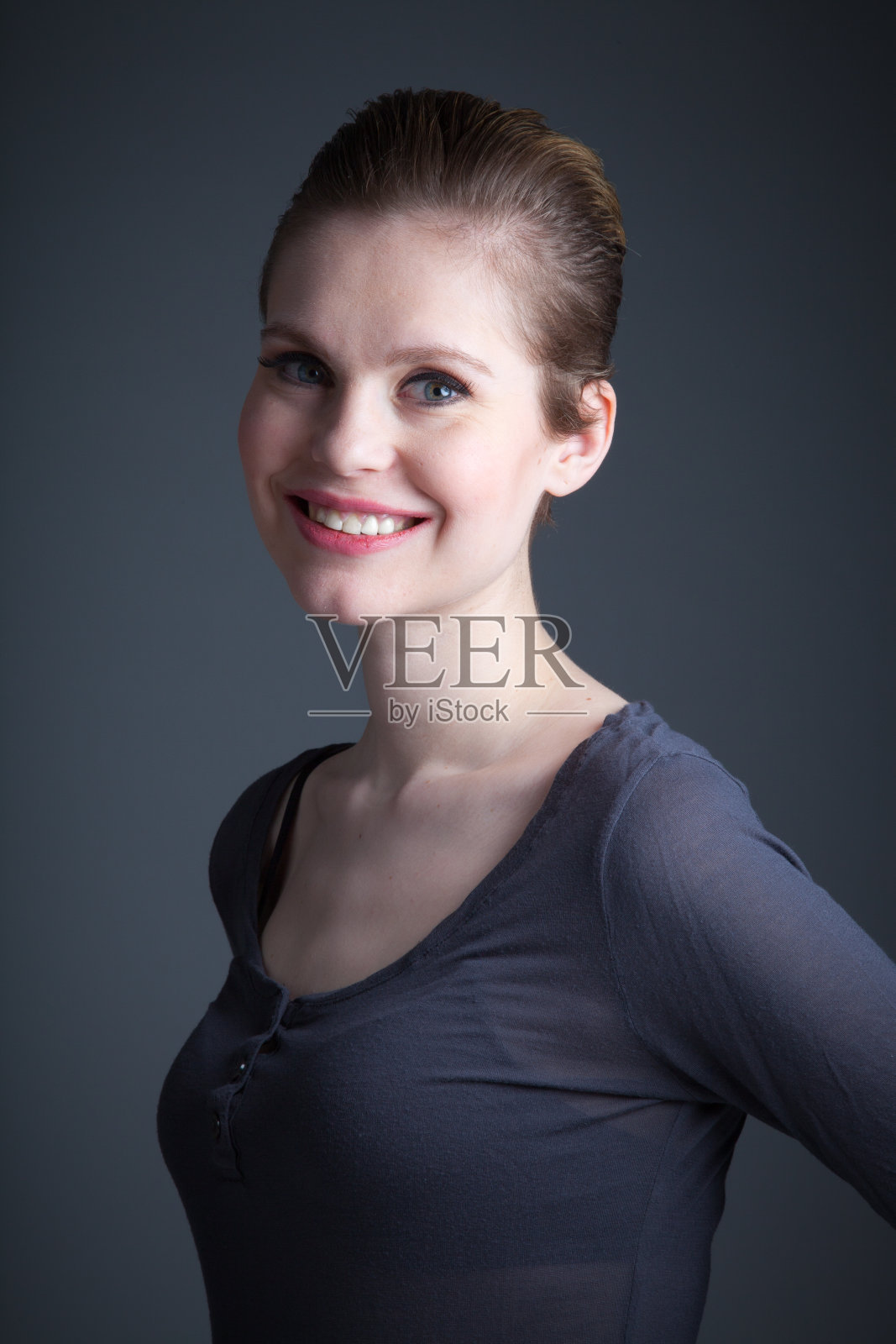 迷人的女人孤立在灰色背景照片摄影图片