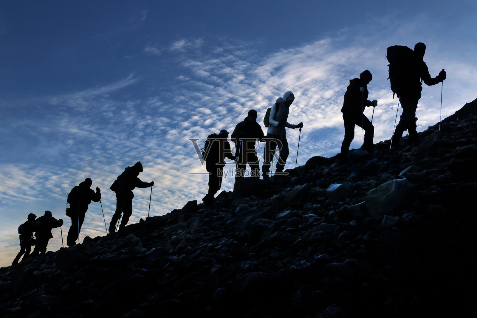 徒步旅行者在黄昏时的剪影照片摄影图片