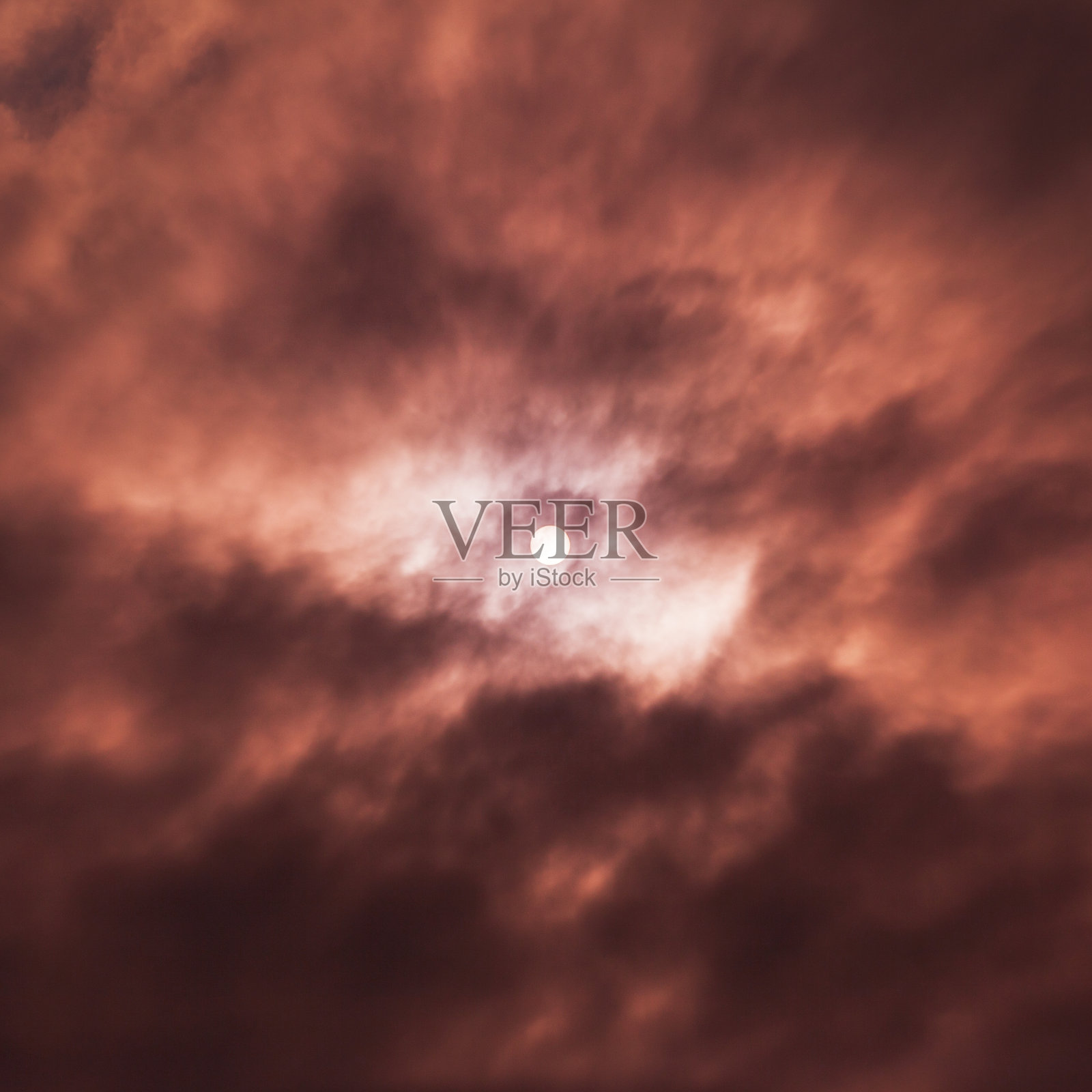 云后的太阳，广场照片摄影图片