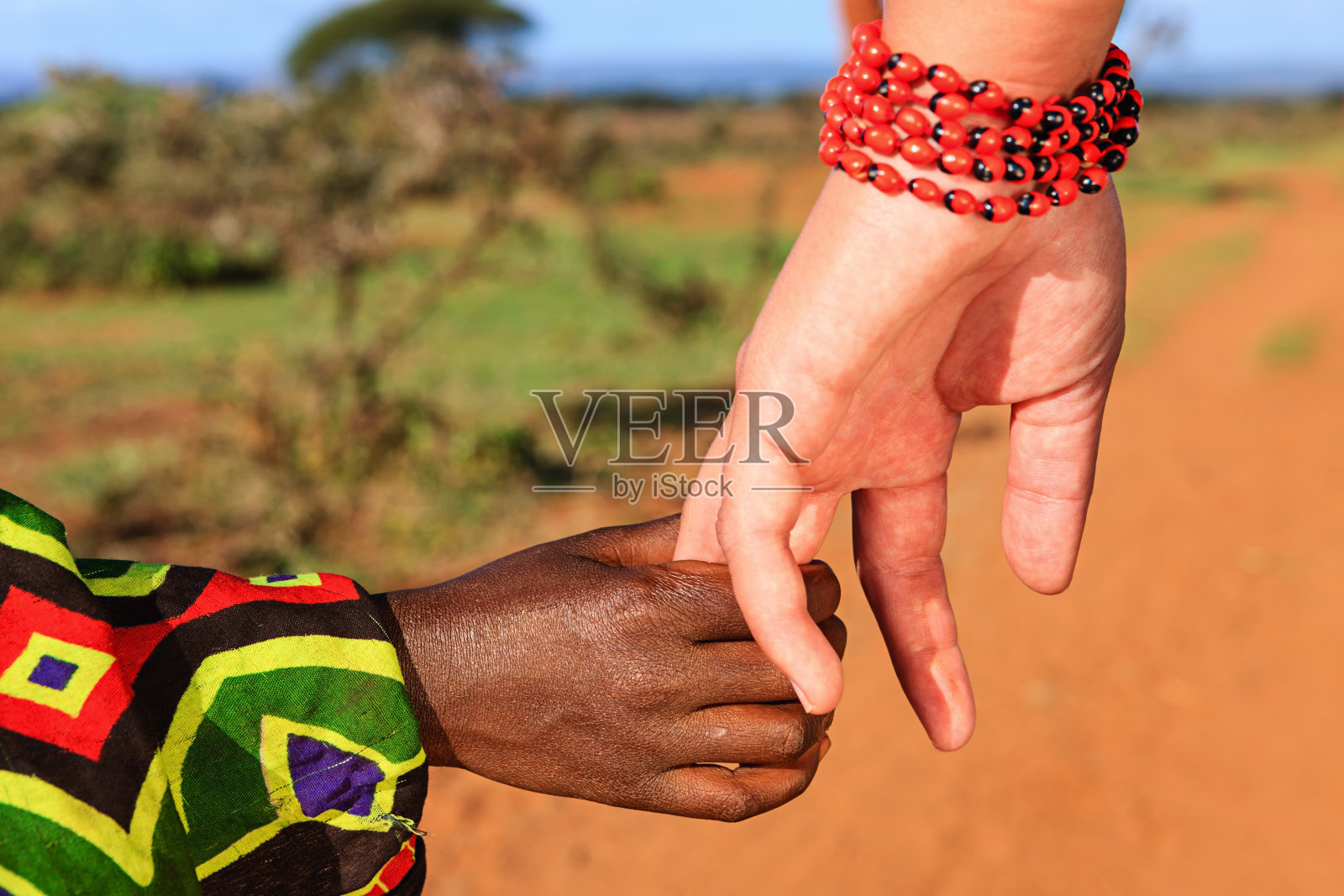 黑人和白人手牵手照片摄影图片