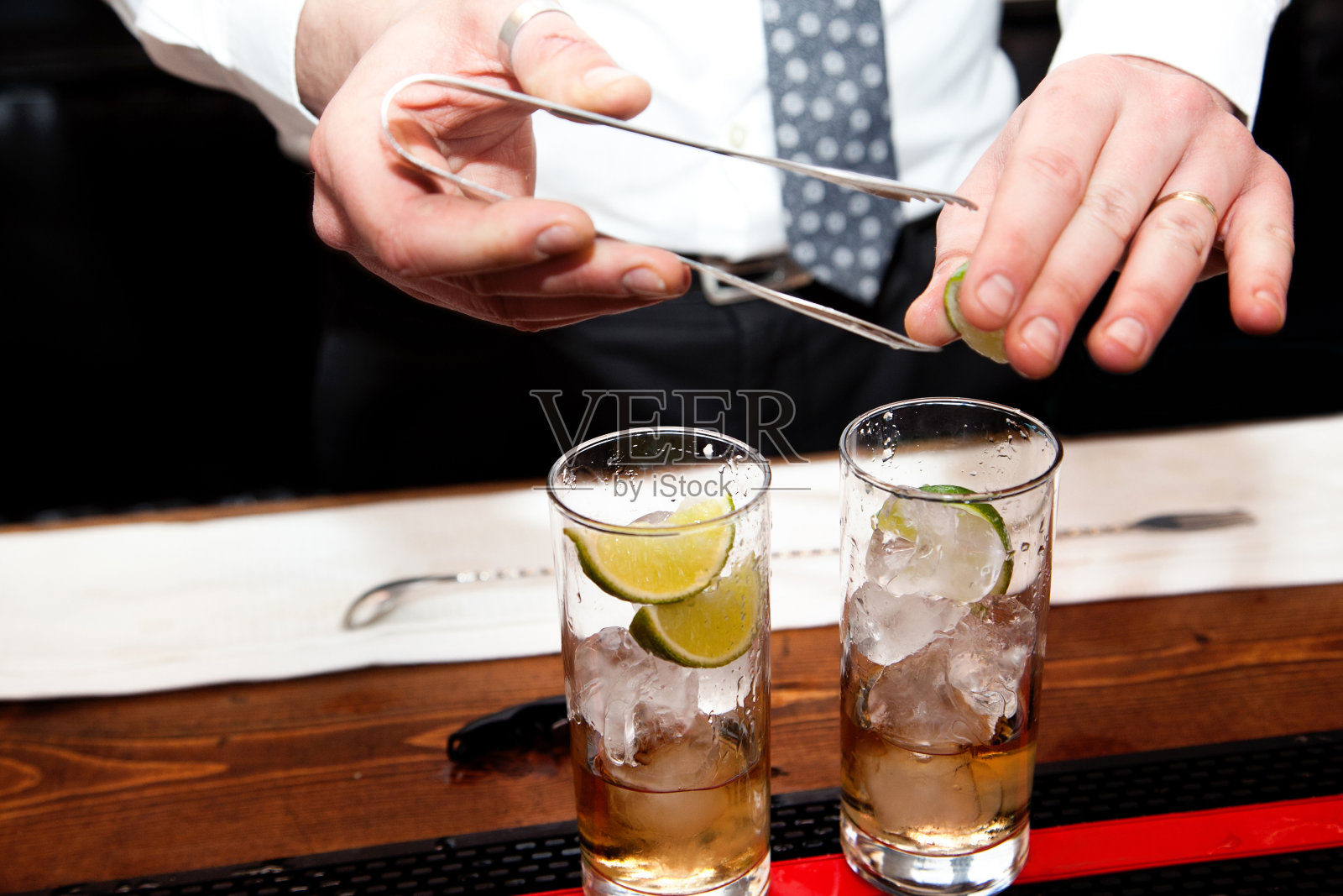准备鸡尾酒照片摄影图片